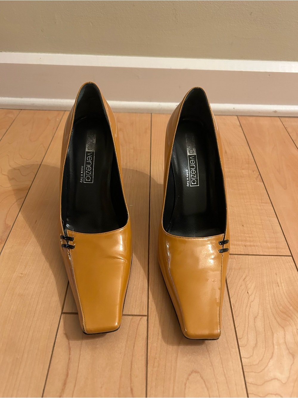 Vintage exclusive Italian Venezia Tan Mustard Leather Square-Toe Pumps